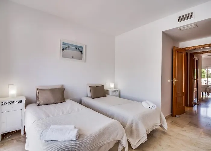 Family-friendly Garden - Lunymar Golf Estepona, Pool & Near 埃斯特波纳